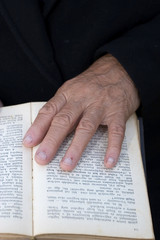Naklejka premium Senior's hands on old Bible