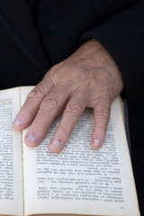 Naklejka premium Senior's hands on old Bible