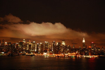 Fototapeta na wymiar Nocny widok chmur na Manhattanie