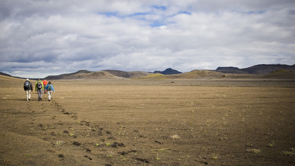 Randonneurs perdus dans un desert islandais