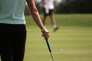 Obraz premium lady golf action on the putting green