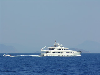 Obraz na płótnie Canvas yacht en pleine mer
