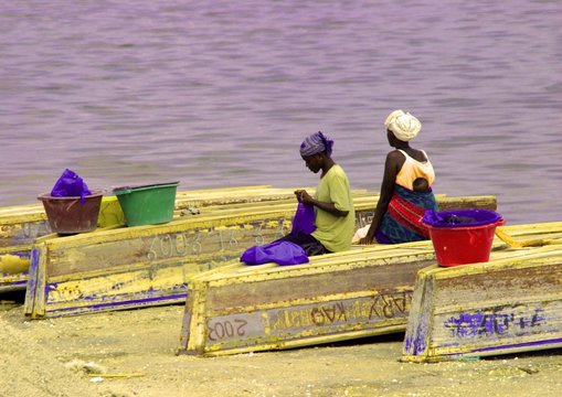 femmes au lac rose senegal