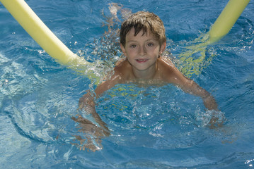 Kind im Freibad mit Schwimmhilfe
