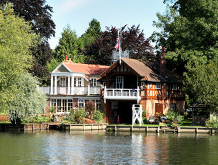 Fototapeta premium Riverside Dwelling and Boathouse on the Thames in England