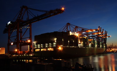 Containerschiff im Hafen, Nacht