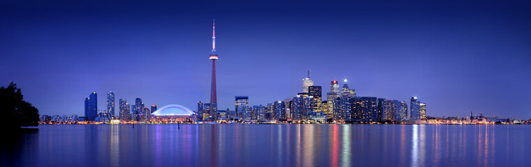 De skyline van Toronto in de schemering (8:10 & 39 s nachts)