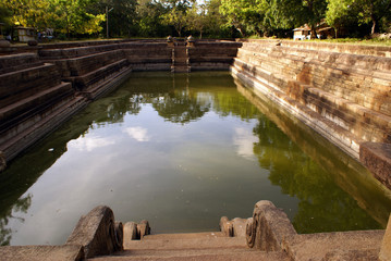 Fototapeta na wymiar Basen i woda w Anuradhapura