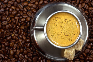 Espresso mit Kaffeebohnen