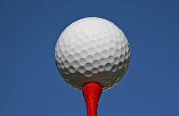 Balle de golf sur tee