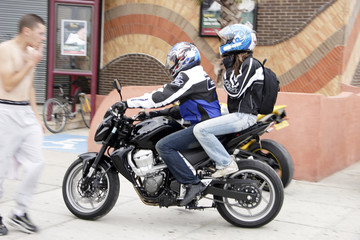 Obraz na płótnie Canvas duo sur moto noire