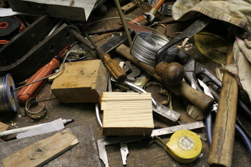 etabli de bricolage en desordre