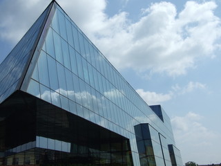 Obraz na płótnie Canvas glass building