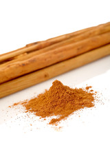 Sticks and powder of cinnamon