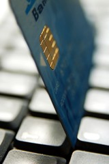 Carte de crédit sur un clavier d'ordinateur
