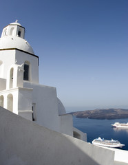 Fototapeta na wymiar Grecki Kościół z widokiem na port