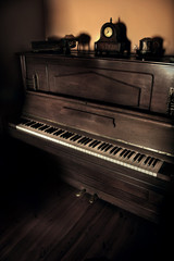 Fototapeta na wymiar stary fortepian