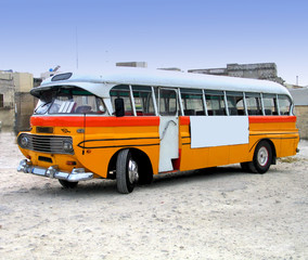 Fototapeta na wymiar W stylu retro autobus maltański