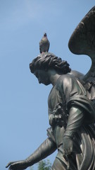 statua con ospite