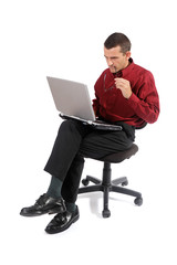 Homme pensif sur son portable