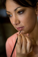 maquillage des lèvres de la mariée