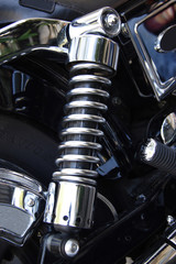 Obraz premium Zbliżenie amortyzatora silnika legendarnego motocykla