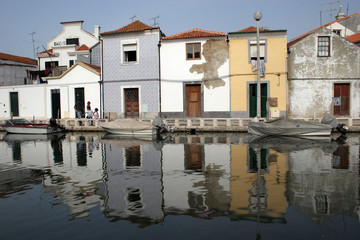 Fototapeta na wymiar Reflex of a typical Aveiro's houses