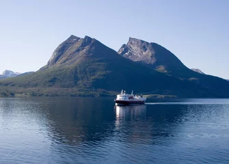 Fototapete Rund Hurtigruten ferry near the Arctic circle © bullshead