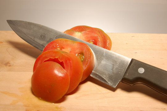 Pomodoro affettato con il coltello da cucina