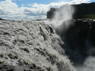 Emporté par la cascade