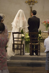 Mariés dans une église