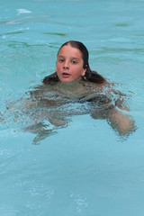 enfant nageant dans une piscine