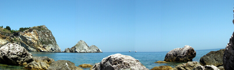 Fototapeta na wymiar coastal landscape in skyathos island