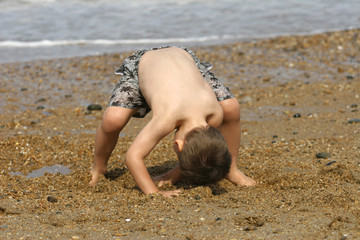 petit garçon entrain de jouer sur la plage