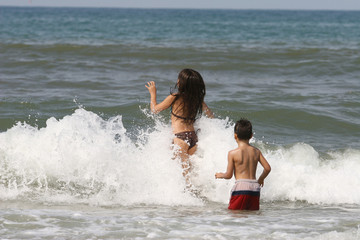 Fototapeta premium enfants qui jouent dans les vagues