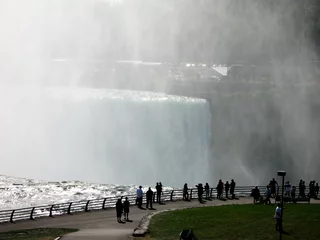 Deurstickers Natuurpark Tourists at the falls looking at Canada