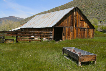 Rustic, old, abandoned farm and pasture in the Sierras - U.S.  © Andy Dean