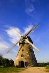 Fototapeta na wymiar Tradycyjny holenderski wiatrak na Łotwie