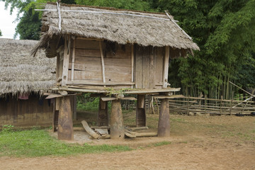 Hütte mit Fliegerbomben
