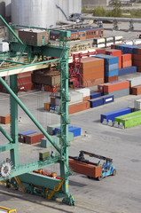 Naklejka premium port kontenerowy widziany z helikoptera