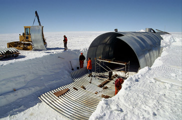 Construction d'un hangar en Antarctique