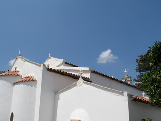 Fototapeta na wymiar biały stary grecki klasztor na Krecie, w Grecji