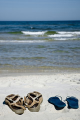 Obraz premium Shoes on the beach