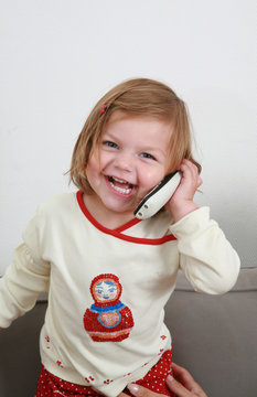 petite fille t&eacute;l&eacute;phone