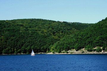 Rursee mit Naturpark Eifel