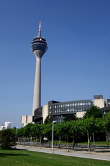 Fototapeta premium Fernsehturm Düsseldorf mit Landtagsgebäude NRW
