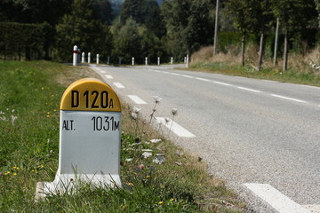 La borne kilométrique au bord d'une route départementale de campagne