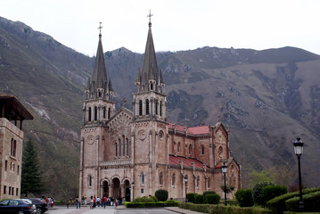 Fototapeta na wymiar Basilica de Covadonga - COVADONGA - Asturias