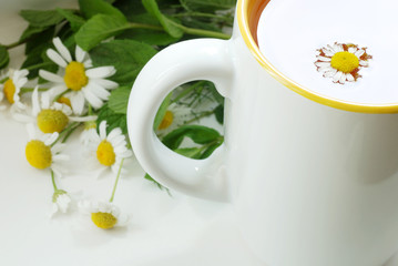 tazza bianca con tè