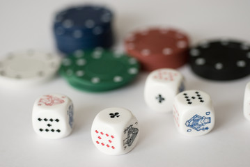 dés de poker et jetons